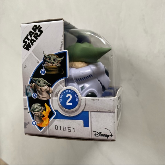 Star Wars Bounty Collection Series 2 The Mandalorian Child Helmet Hiding Pose - Picture 3 of 6